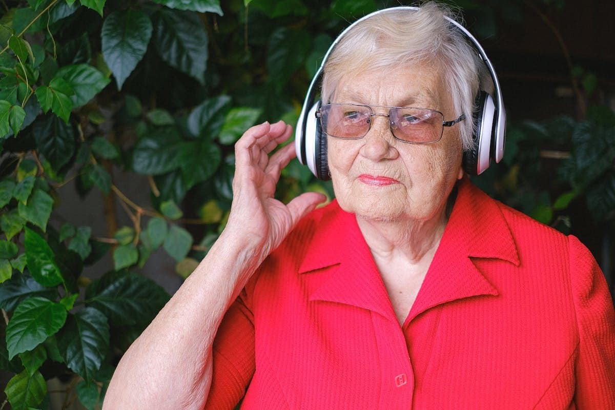 Décryptage des bienfaits de l’apprentissage musical chez les seniors et impact sur leur cerveau
