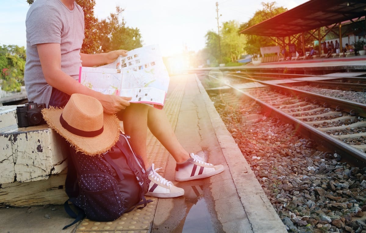 Explorer en profondeur : l’art du voyage lent et la slow culture