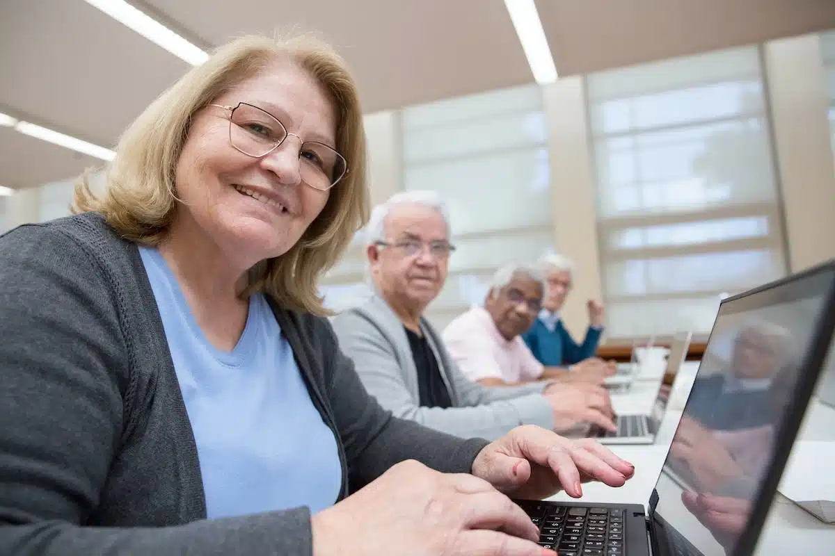 Création d’un héritage numérique par les seniors : Influence positive sur leurs communautés
