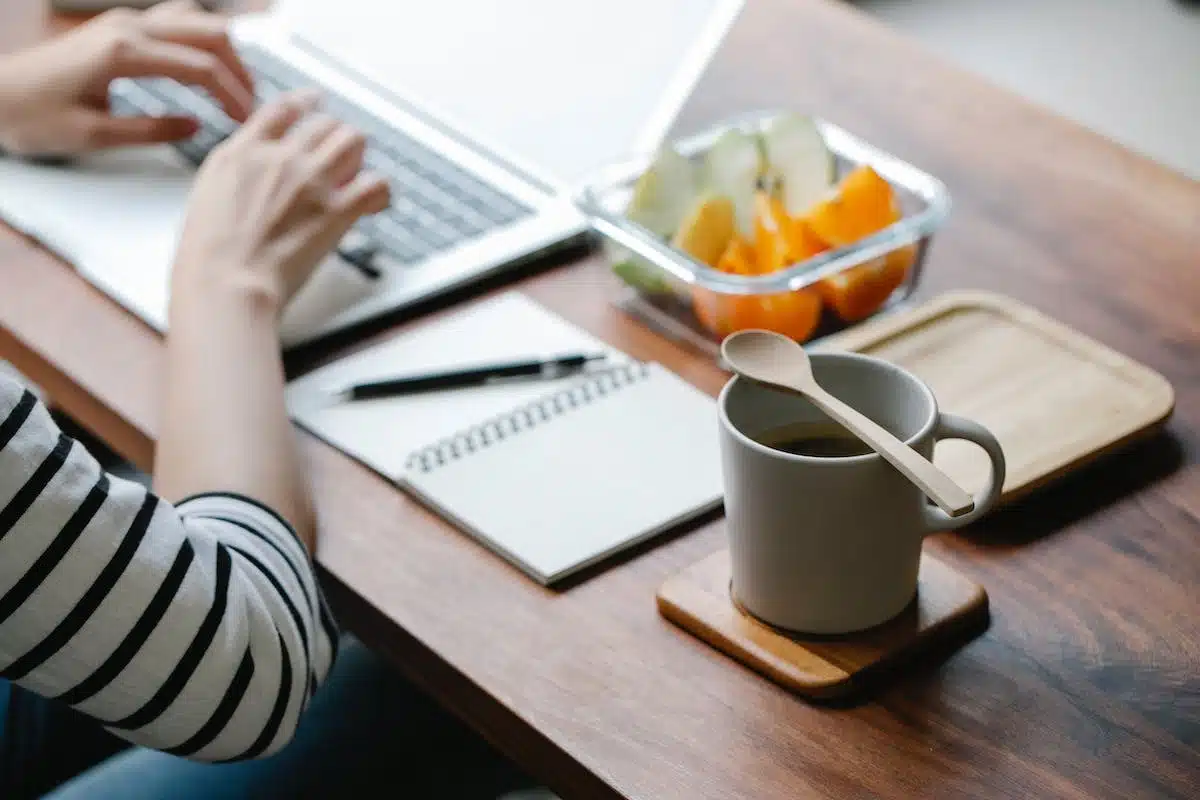Adopter un mode de vie eco-responsable en informatique : les clés de la transition durable pour une famille