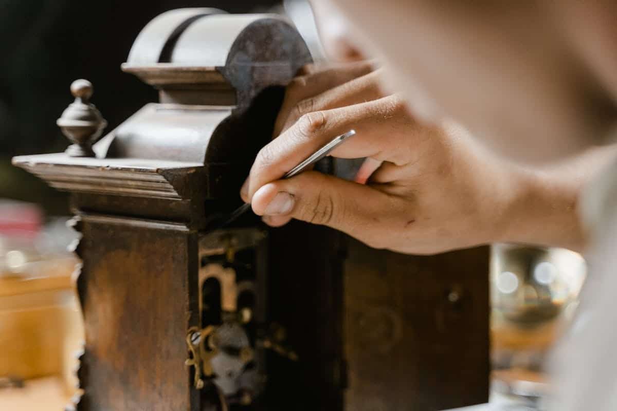 Sécurité à domicile pour seniors vivant seuls : Guide complet sur les systèmes d’alertes efficaces